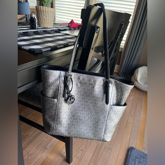 🖤Michael Kors Silver Tote Bag🖤 - Picture 2 of 16